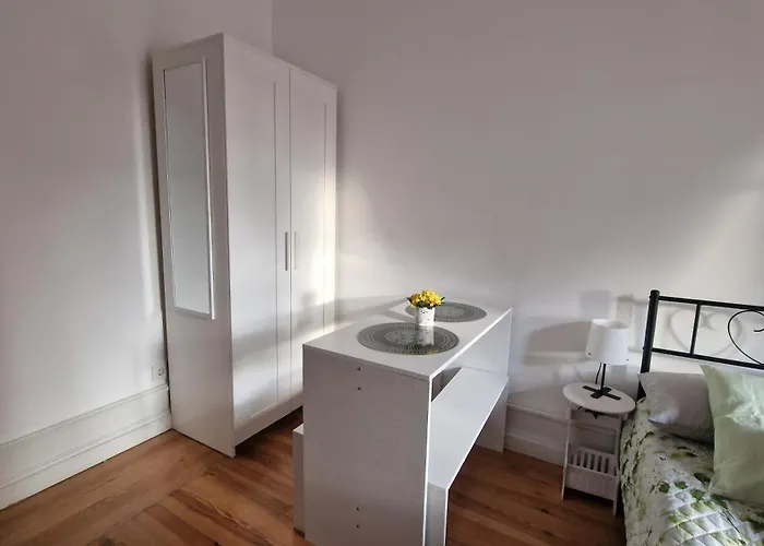 Mini Host In * Lisbon