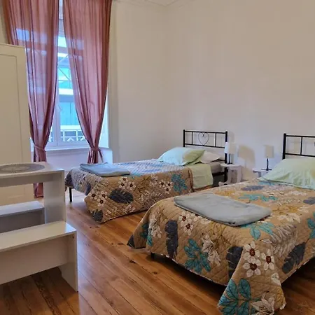 Mini Host In Πανσιόν *